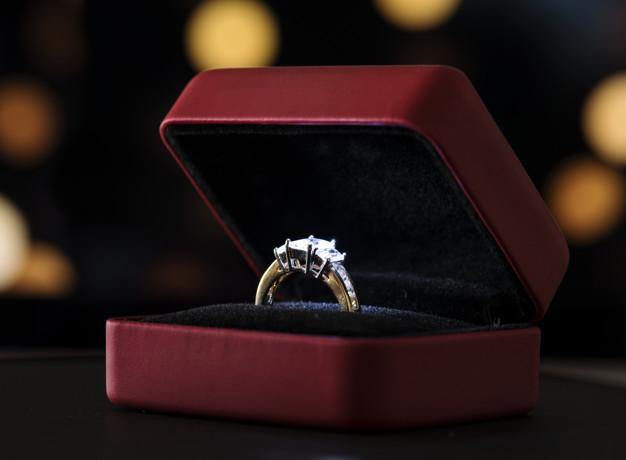 4C’s Diamond Buying Guide: How to Buy a Diamond